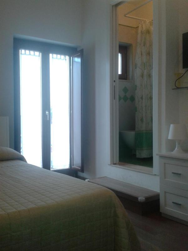 Economy Double Room image 4