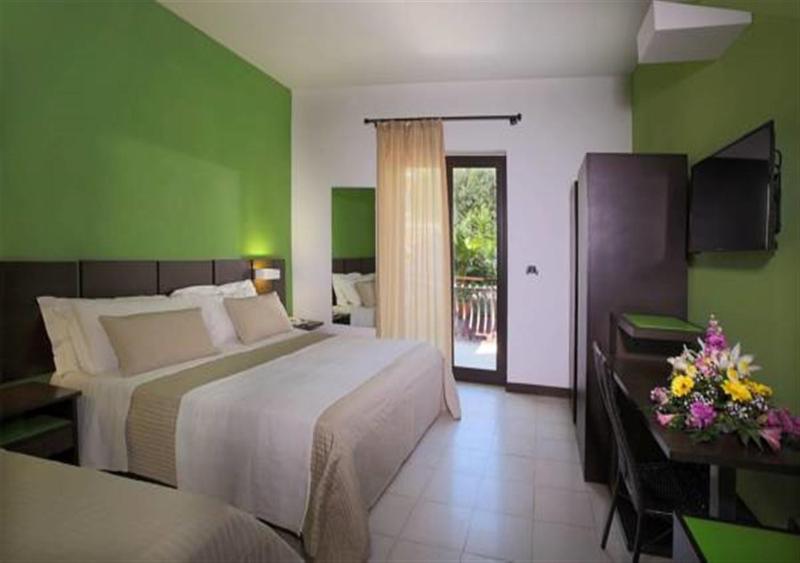 Double Room with Balcony and Garden View image 4