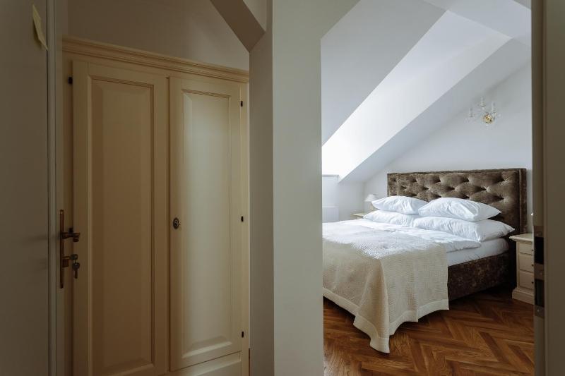 Small Elegant Suite 5 image 3