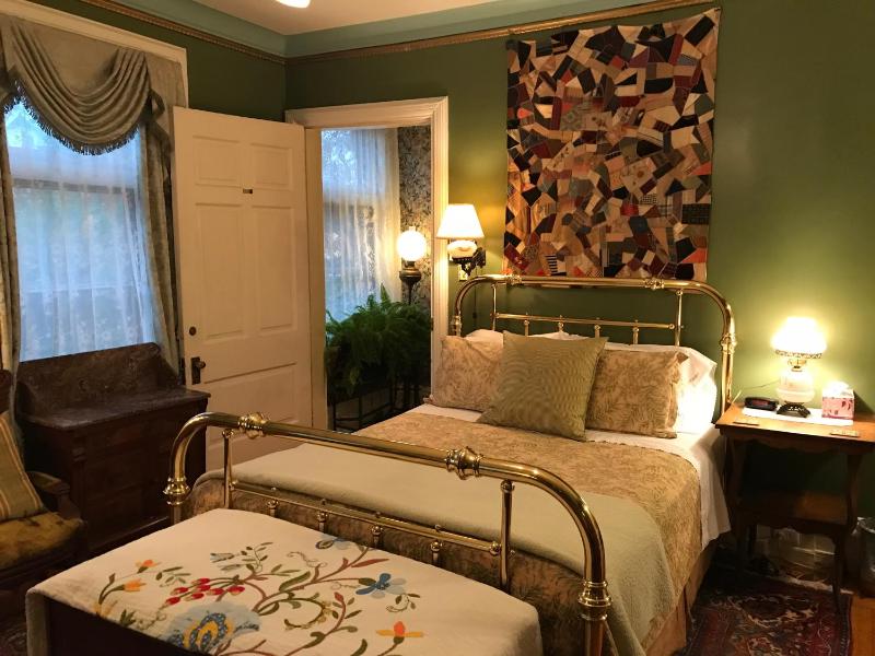 Deluxe Queen Room with Private Bathroom image 3
