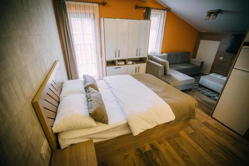 Deluxe King Studio with Balcony image 3