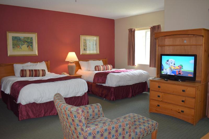 Queen Room with Two Queen Beds - Non-Smoking image 2