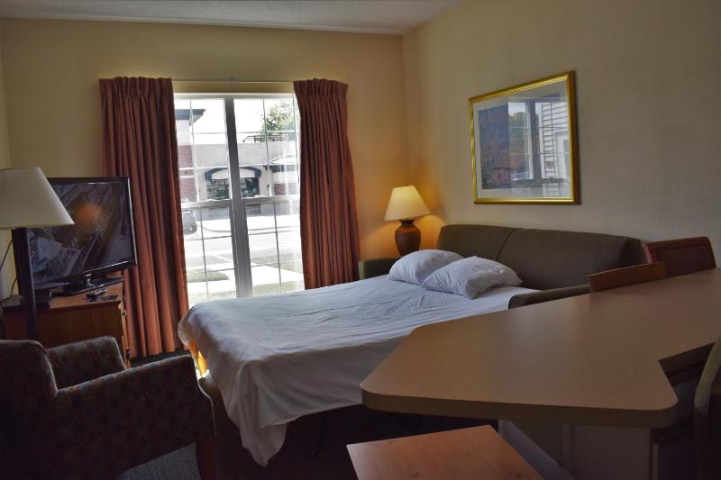 King Suite - Non-Smoking image 2