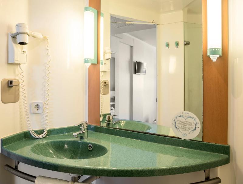 Standard Triple Room (2 Adults + 1 Child) image 2