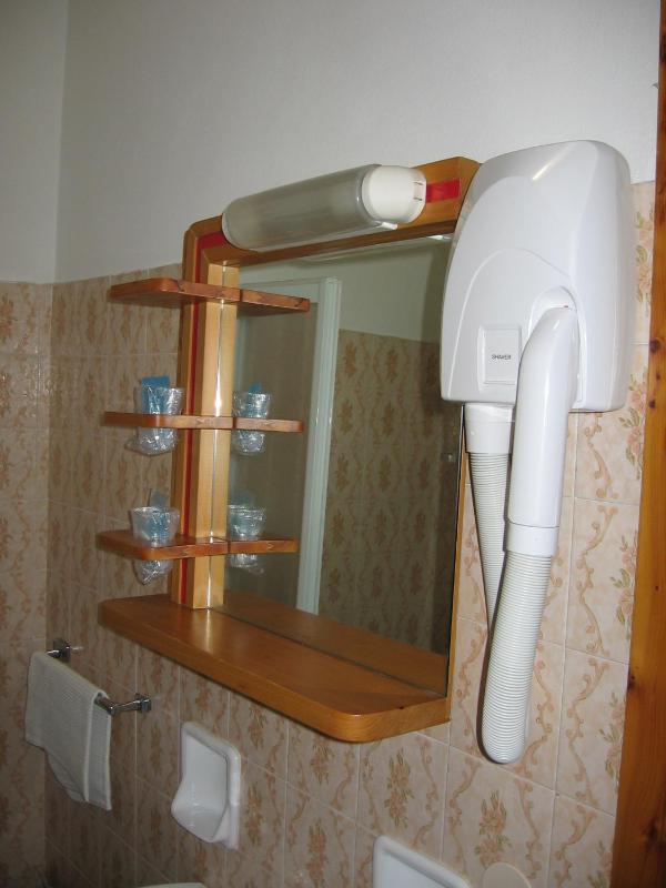 Twin Room image 4