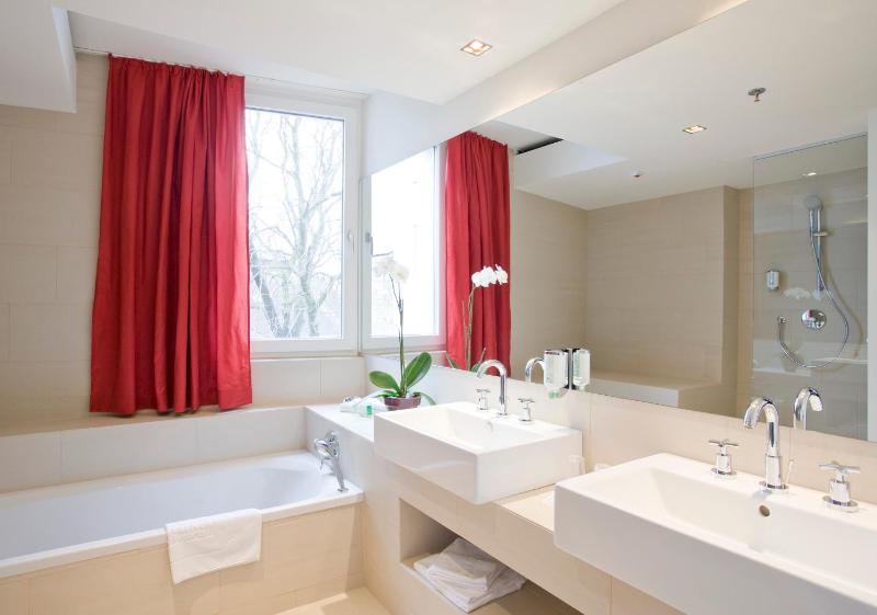 Senior Suite (with access to Rooftop Lounge) image 3