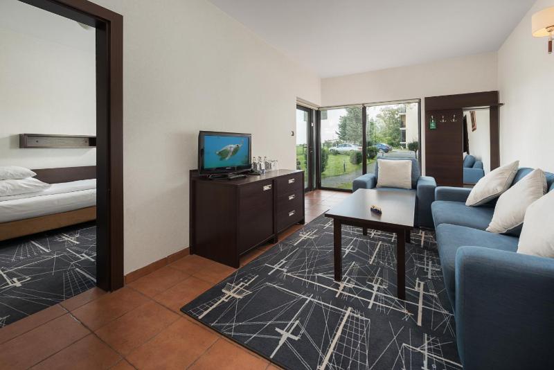 Bungalow (4 adults) with sea view image 1