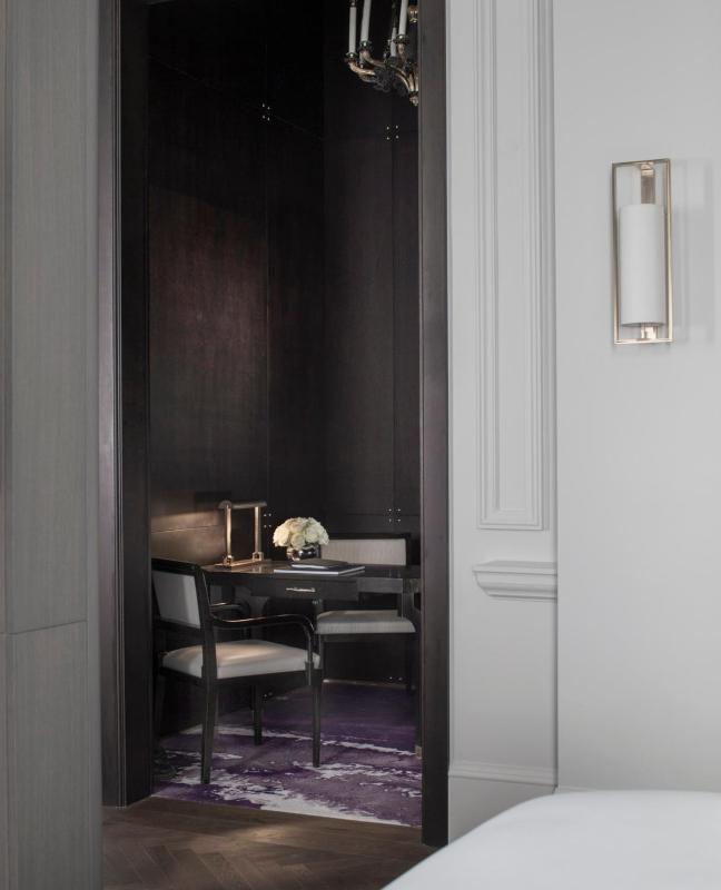 Four Seasons Heritage Suite King Bed image 4