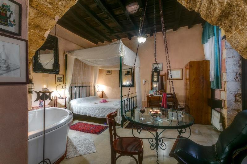 Deluxe Double Room with Bath image 4