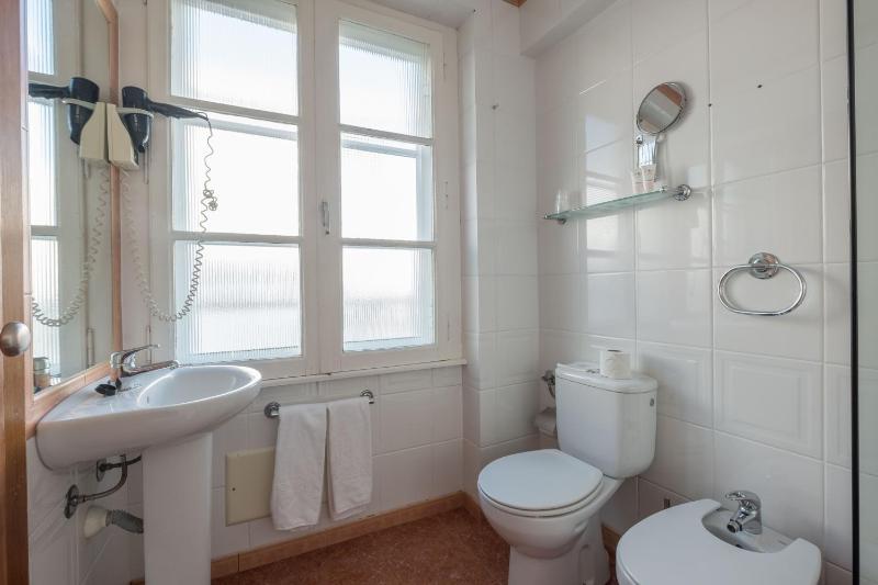Twin Room image 4