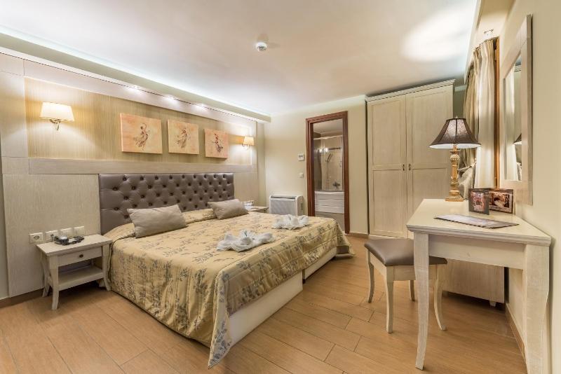 Double or Twin Room image 4