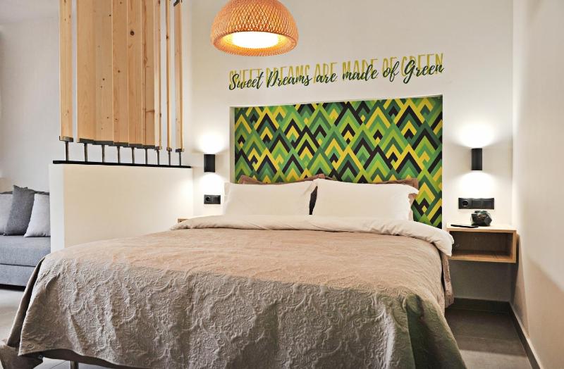 Deluxe Studio image 2