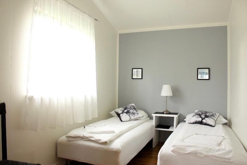 Small Twin Room image 2