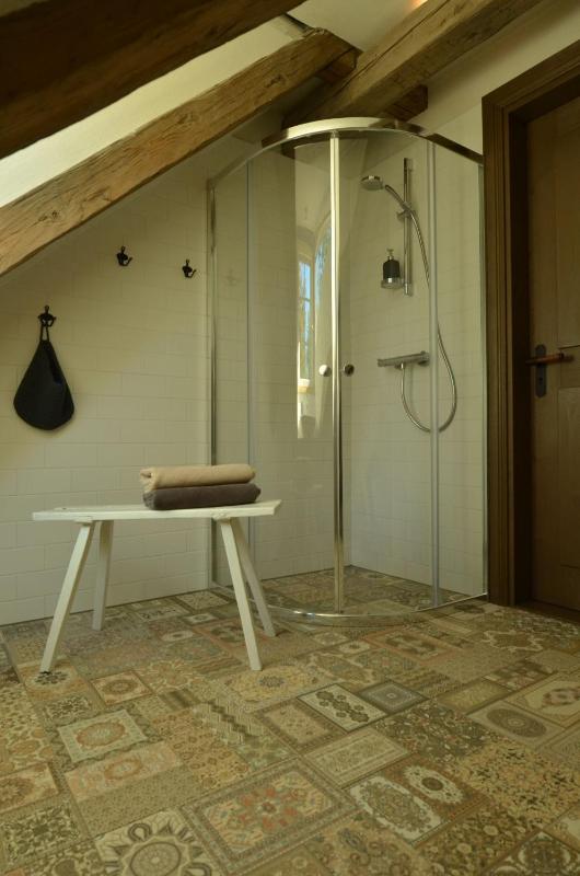 Twin Room with Private Bathroom image 3
