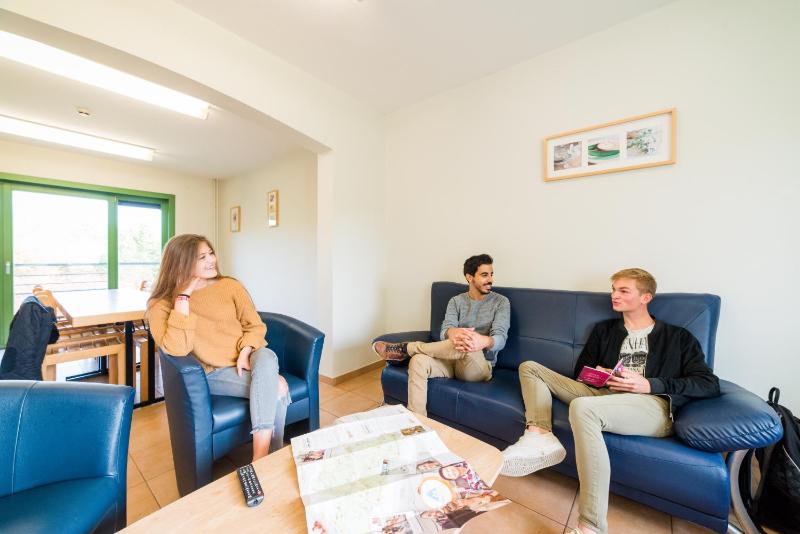 Six-Bedroom House image 4