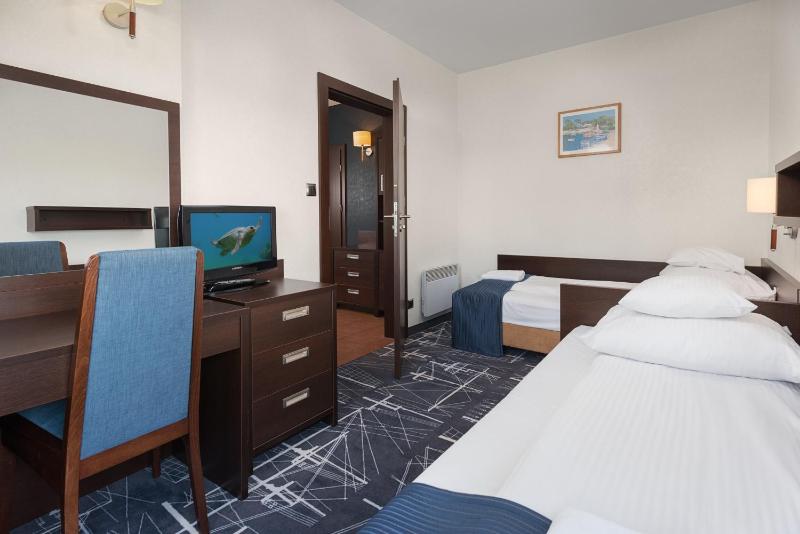 Bungalow (4 adults) with sea view image 4