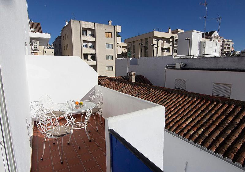 Studio with Balcony image 3