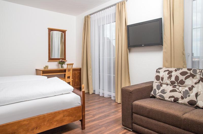 Standard Triple Room image 4