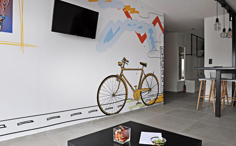 Deluxe Family Suite with Terrace image 4