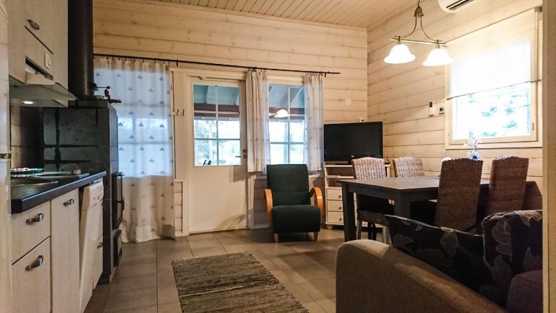 One-Bedroom Cottage - Lake View image 3