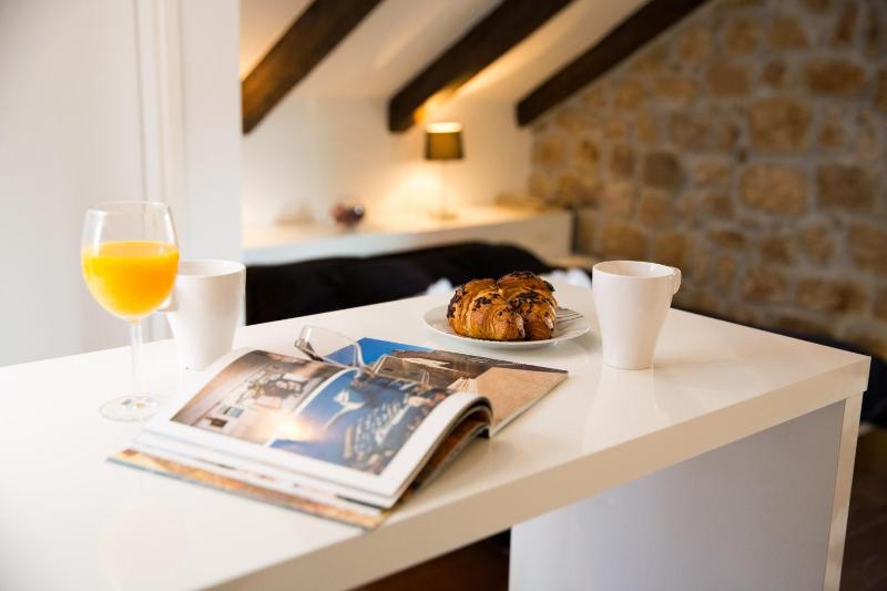 Deluxe Suite with City View image 3