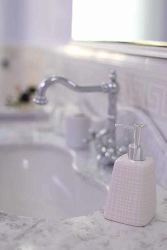 Deluxe Double Room with Bath image 4