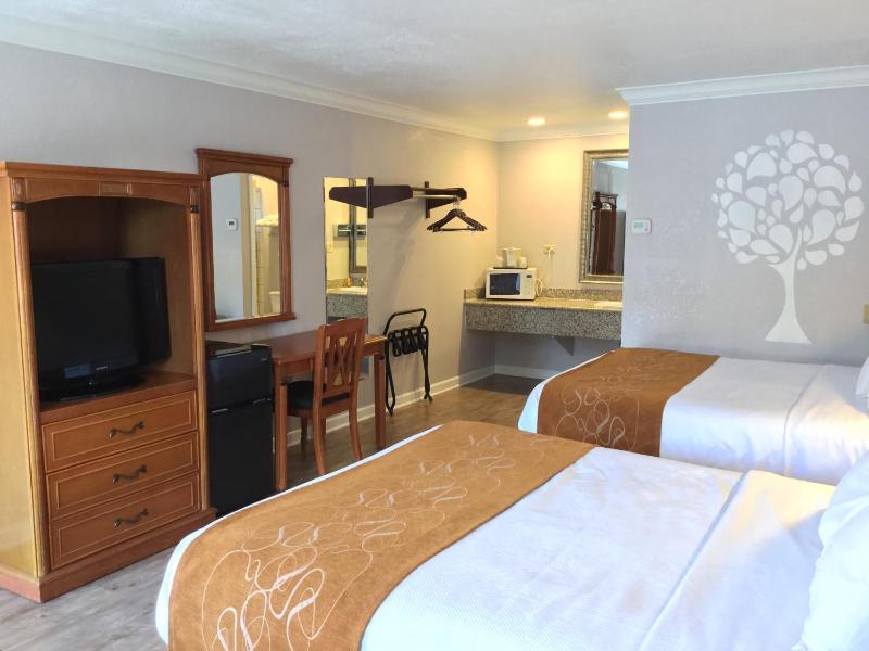 Queen Room with Two Queen Beds - Smoking image 3