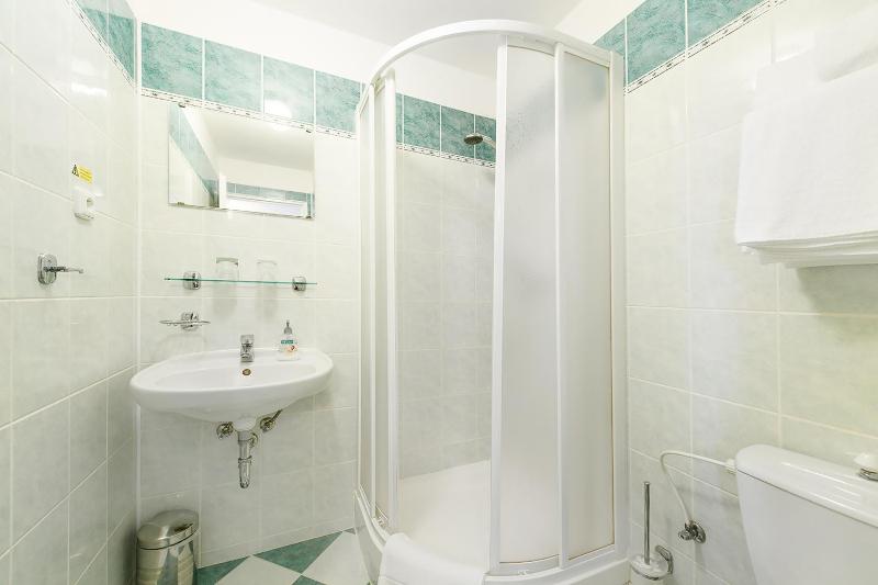Twin Room image 3