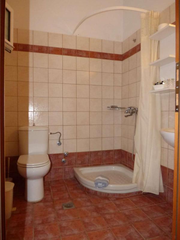 Basic Triple Room image 3