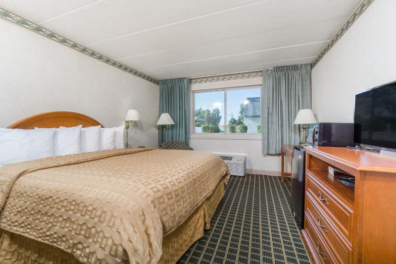 King Room with Roll-in Shower - Mobility Access/Non-Smoking image 2