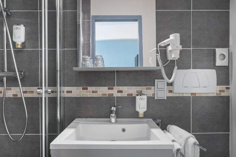 Standard Twin Room image 2