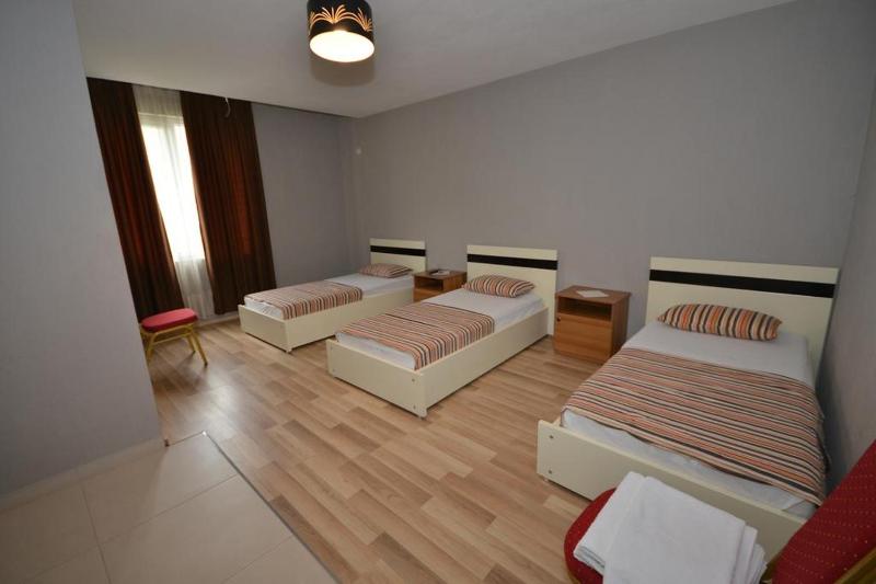 Basic Triple Room image 2