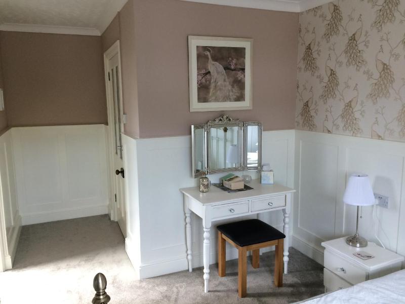 Superior King Room image 3