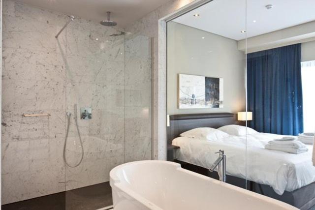 Deluxe Double Room with Terrace image 2