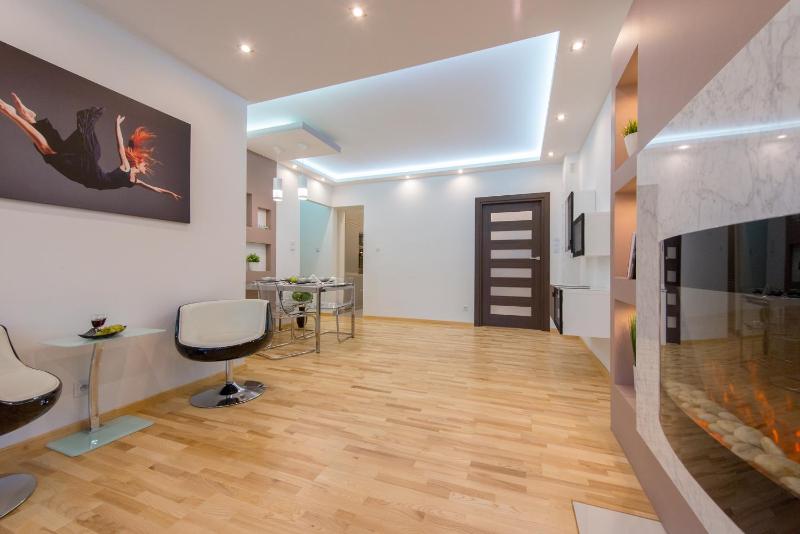 Superior One-Bedroom Apartment - 21/21a Rynek Starego Miasta Street image 2