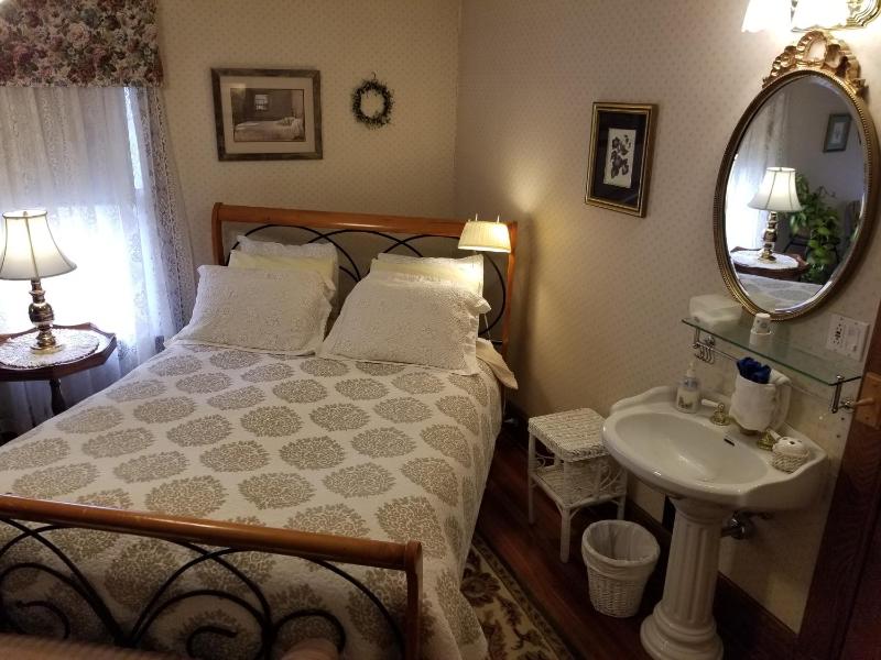 Nicki's Queen Room image 2