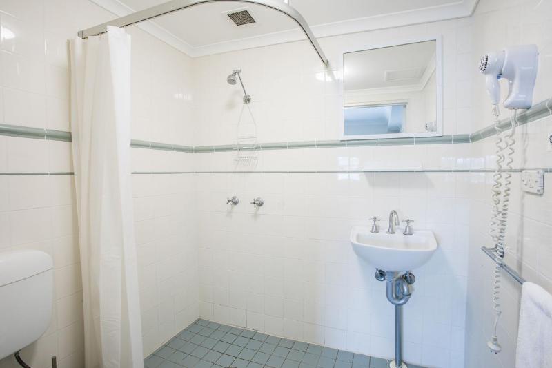 Standard Twin Room image 3