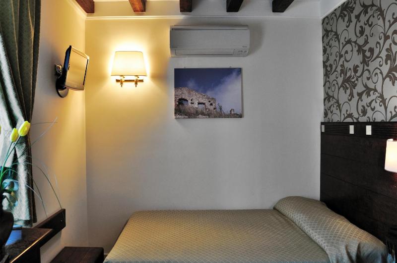 Economy Double Room With Small Double Bed image 3