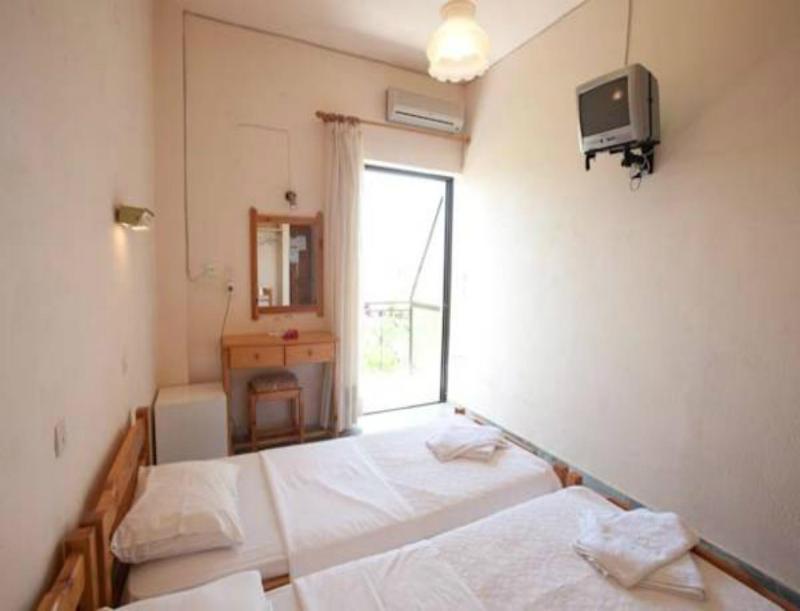 Twin Room image 3