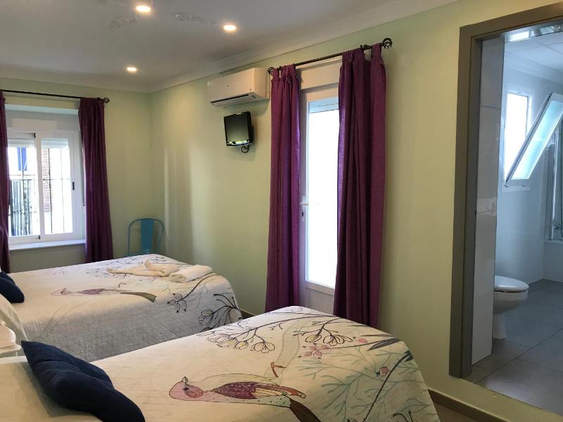 Twin Room with Bath image 4