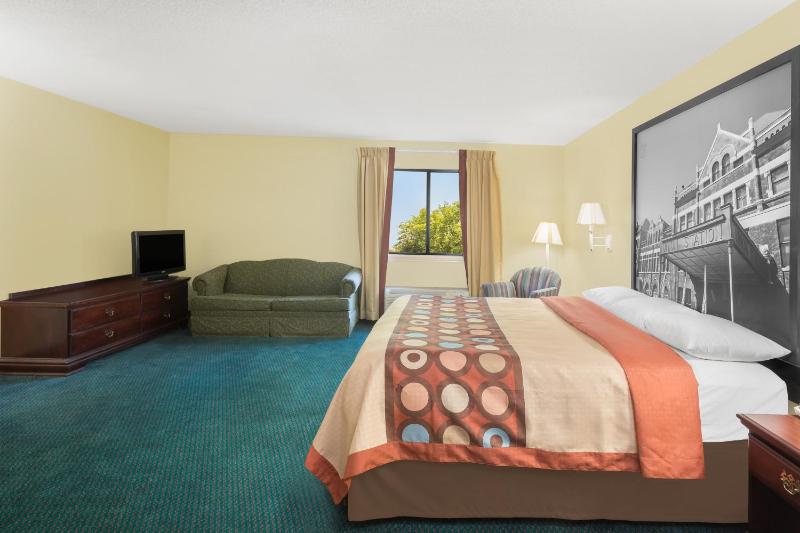 King Suite - Non-Smoking image 2