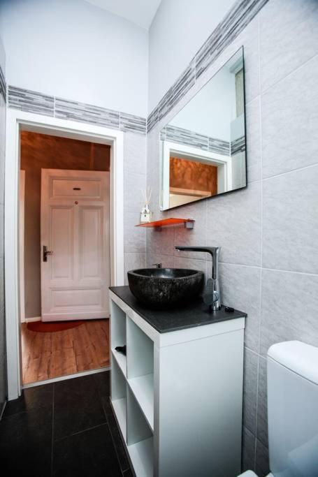 One-Bedroom Apartment image 4