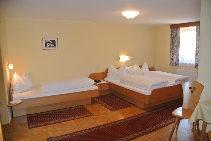 Standard Triple Room image 4