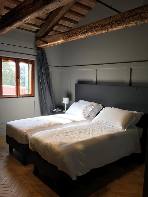Deluxe Double or Twin Room image 4