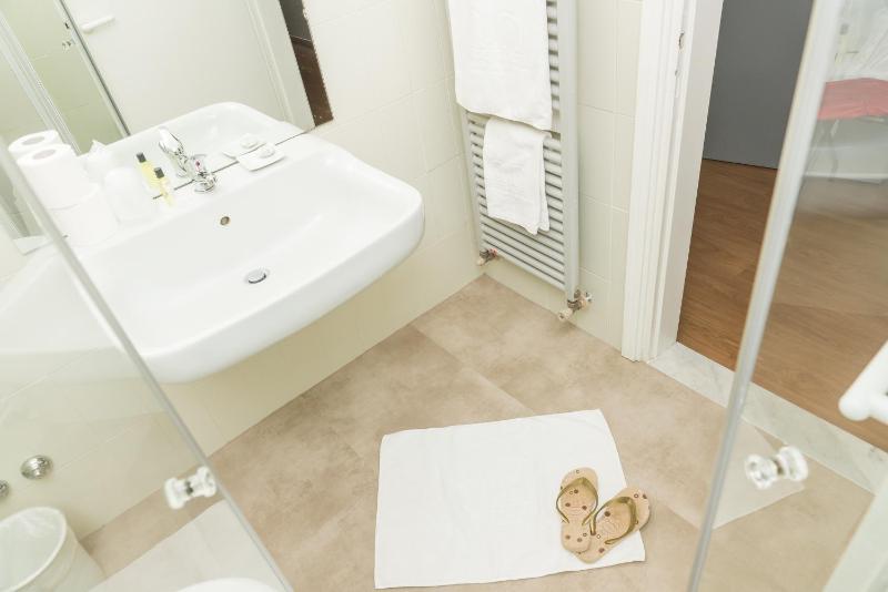 Young Double or Twin Room image 2