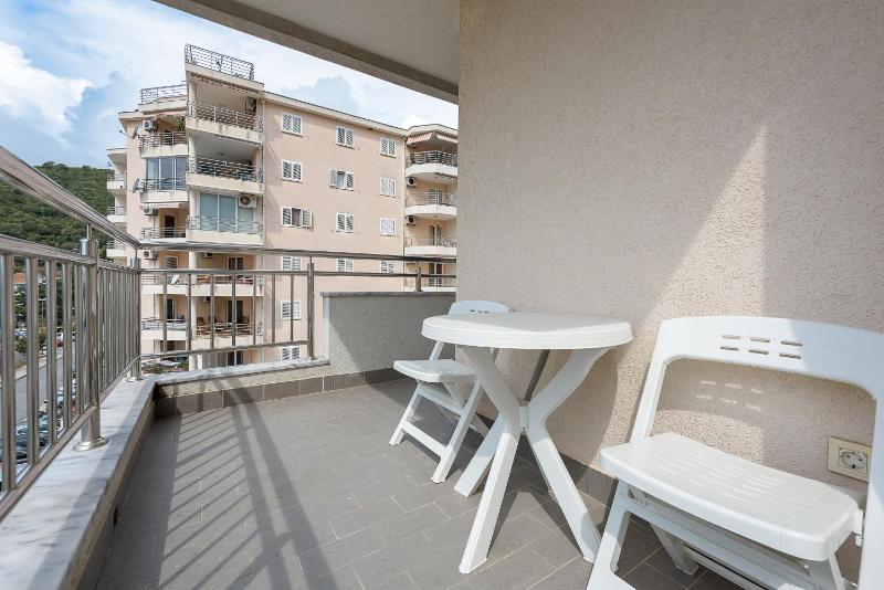 One-Bedroom Apartment with Balcony image 4