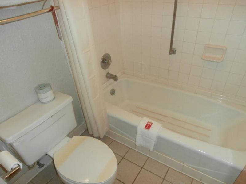 King Room - Non-Smoking image 2