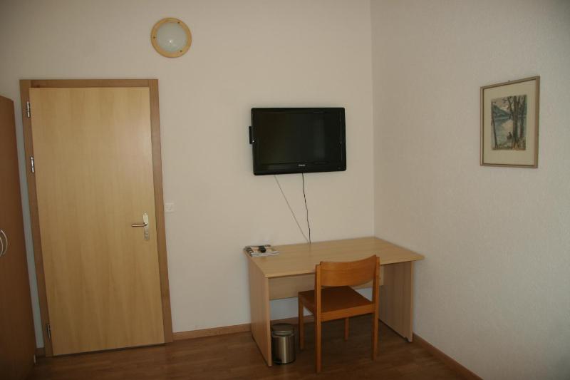 Standard Double Room with Shared Bathroom image 3