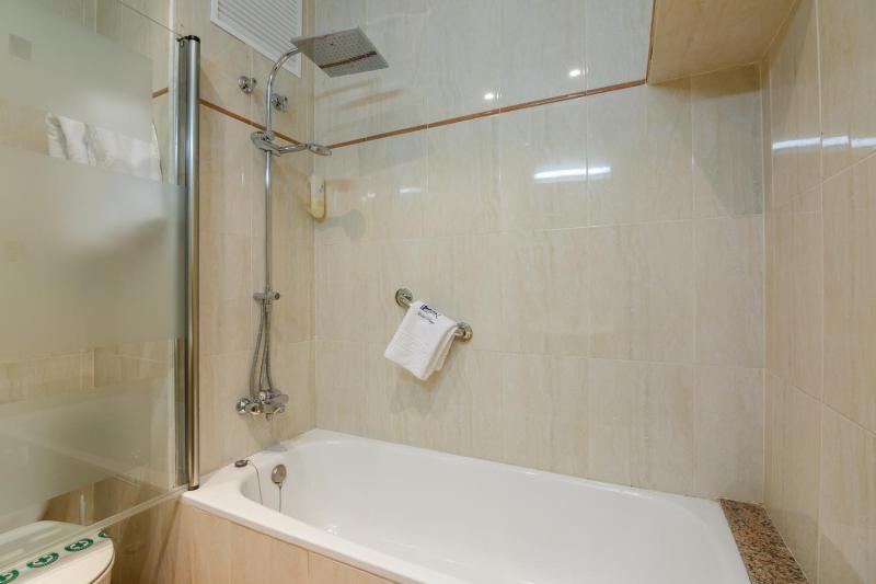 Habitación Triple (2 Adultos y 1 Niño hasta 11 años) image 2