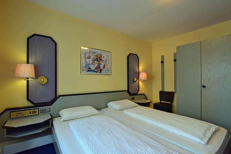 Double Room image 3